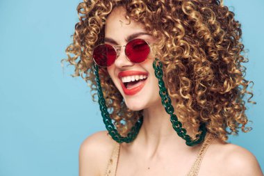 Duygusal kadın Sabah gülüşü dekorasyon yaşam tarzı çıplak omuzlar