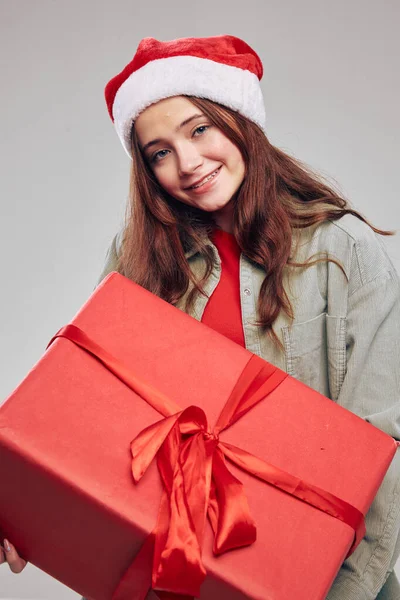 Nowy rok prezenty szczęśliwy dziewczyna szary tło nakrycie głowy Boże Narodzenie — Zdjęcie stockowe