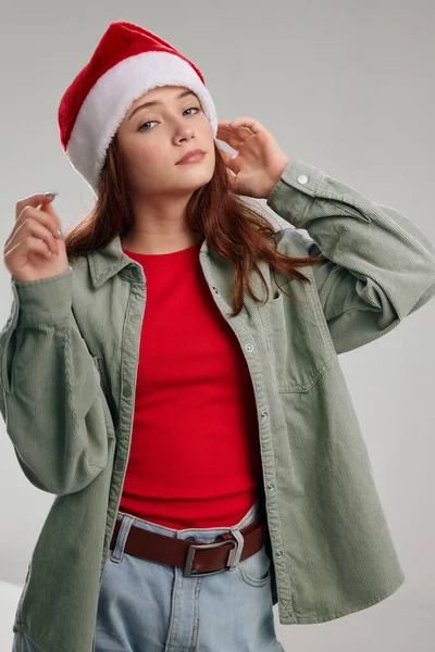 Різдвяний капелюх красива дівчина джинси червоний светр модель піджак — стокове фото