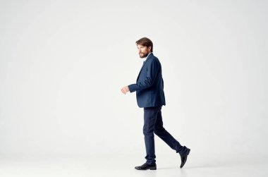 Takım elbiseli bir iş adamı arka planda hafif bir görünüm için kenara gider. Boşluğu kopyala