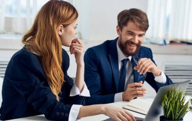 Laptop duygu modeli yönetici iç giysisiyle masadaki iş adamları