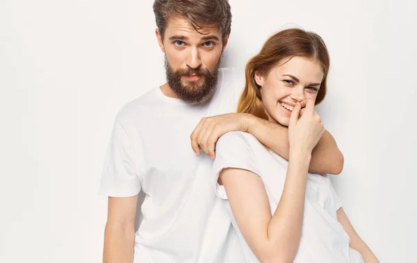 Glada man och kvinna t-shirts studio familj livsstil — Stockfoto