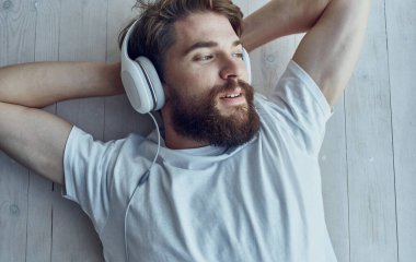 Kulaklık takan adam. Müzik. İç keyif rahatlığı.