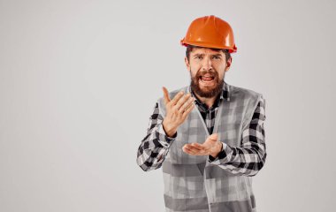 Erkek inşaatçı belge mühendisi gri arka planda çalışıyor