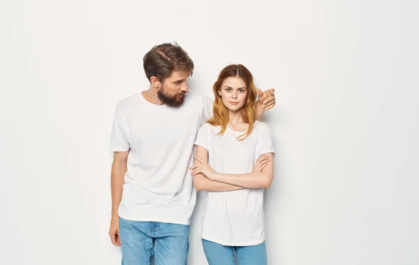 Muž a žena stojí vedle trička rodina ležérní oblečení životní styl — Stock fotografie