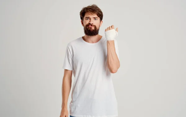 Brodaty mężczyzna na pacjencie bandażowane problemy ze zdrowiem dłoni medycyna szpitalna — Zdjęcie stockowe