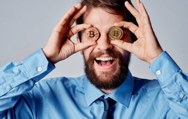 İş adamı kripto para birimi Bitcoin, yüz yüze duyguların yanında finans teknolojisi