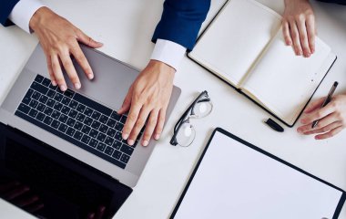 Kırtasiye işi dizüstü bilgisayarın finansmanı klavye ofis ofis gözlüğü belgeleri
