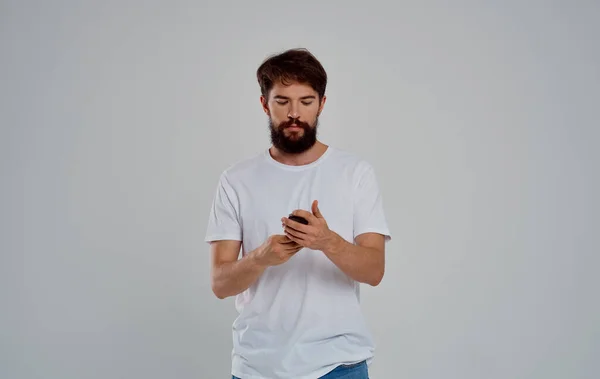 Hombre en blanco camiseta barba emociones estudio aislado fondo estilo de vida — Foto de Stock