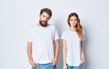 Yakışıklı adam arka plandaki genç bir kadına bir şey açıklıyor.