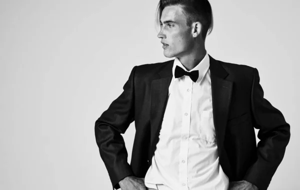 Елегантний джентльмен у костюмі на світлому фоні чорно-біле фото — стокове фото