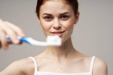 Güzel kadın diş fırçası ağız bakımı stüdyosu