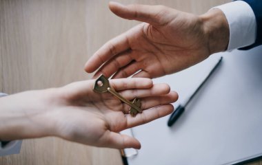 Anahtarı elden ele vermek ofis işletme finans işleri belgeleri