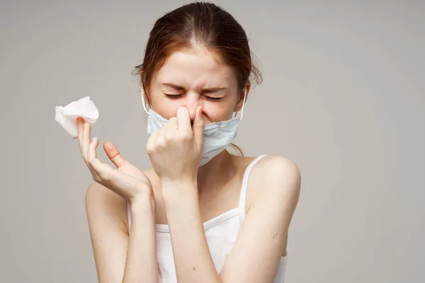 Koude vrouw dragen medische masker infectie gezondheidsproblemen — Stockfoto