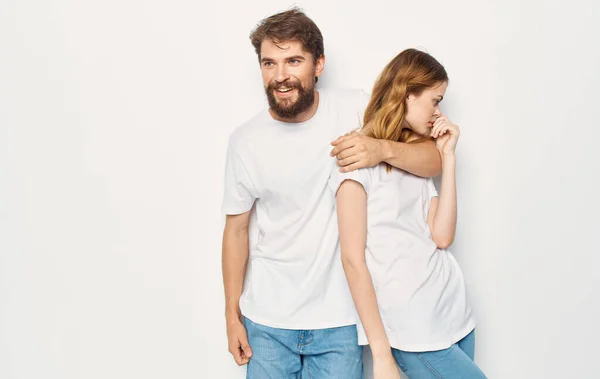 Alegre hombre y mujer camisetas estudio familia estilo de vida — Foto de Stock