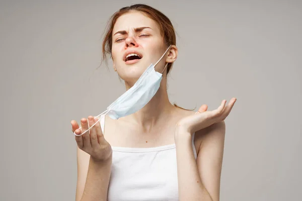 Женщина с медицинской маской насморк инфекции носа холодные проблемы со здоровьем — стоковое фото