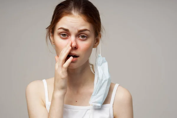Женщина с медицинской маской насморк инфекции носа холодные проблемы со здоровьем — стоковое фото