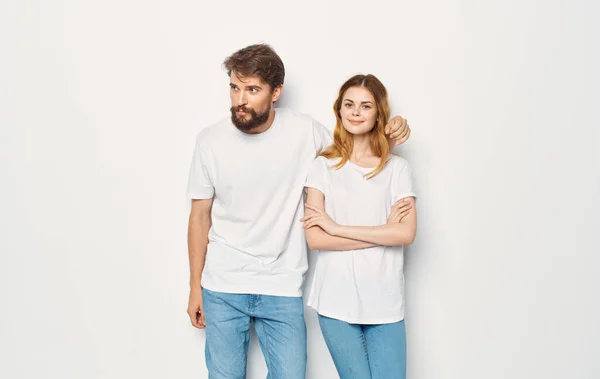 Uomo e donna accanto a t-shirt famiglia abbigliamento casual stile di vita — Foto Stock