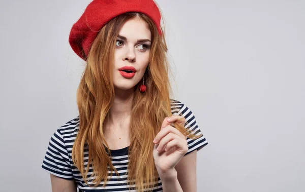 Aantrekkelijke vrouw in een rode baret en in een gestreept T-shirt mooi glimlach model — Stockfoto