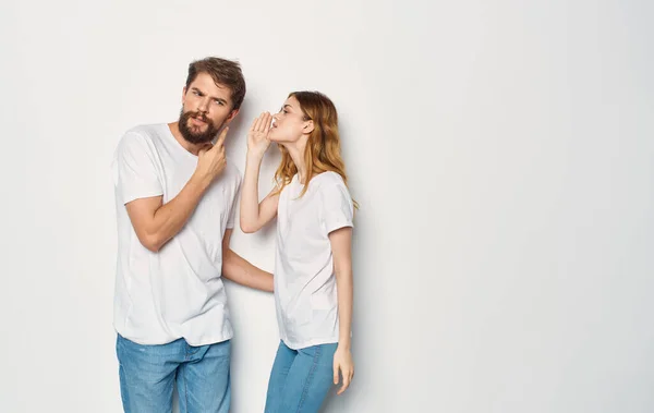 Веселий чоловік і жінка футболки студія сімейний стиль життя — стокове фото