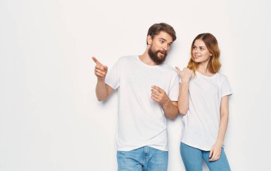 Yakışıklı adam arka plandaki genç bir kadına bir şey açıklıyor.