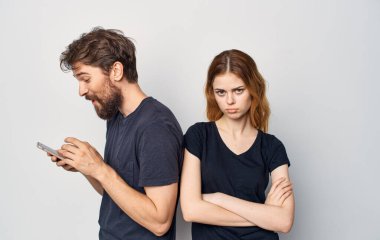 Neşeli genç çift telefon stüdyoda iletişim yaşam tarzında.