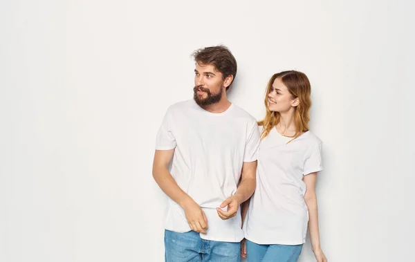 Allegro uomo e donna t-shirt studio stile di vita familiare — Foto Stock
