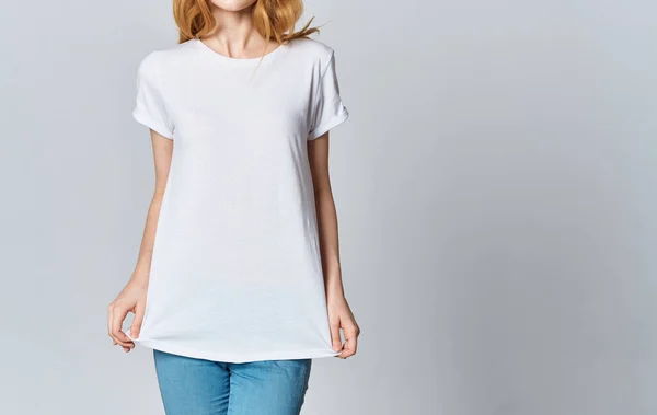 Vrouw in wit t-shirt en jeans gebaren met de handen bijgesneden weergave van het model — Stockfoto