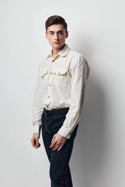 Férfi fehér ing vonzó megjelenés divat bizalom életmód stúdió — Stock Fotó