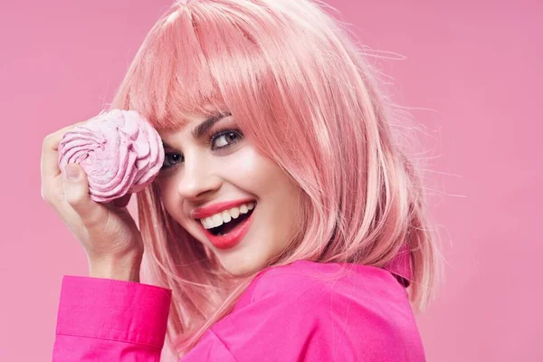 Mujer con el pelo rosa malvavisco dulces disfrute sonrisa — Foto de Stock