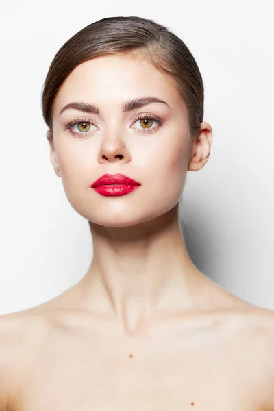 Elegante Frau nackte Schultern rote Lippen saubere Haut — Stockfoto