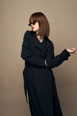 Gülümseyen kadın iç mekanda parlak makyaj yapıyor. 