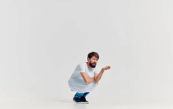 Hombre en blanco camiseta y jeans emociones movimiento estudio estilo de vida aislado fondo — Foto de Stock