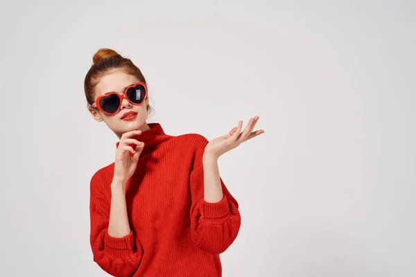 Modello donna alla moda in maglione rosso e occhiali da sole gesticolando con le mani — Foto Stock