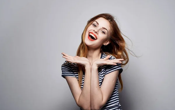 Fröhlich hübsche Frau gestreift T-Shirt Glamour Lächeln Kosmetik Emotionen isoliert Hintergrund — Stockfoto