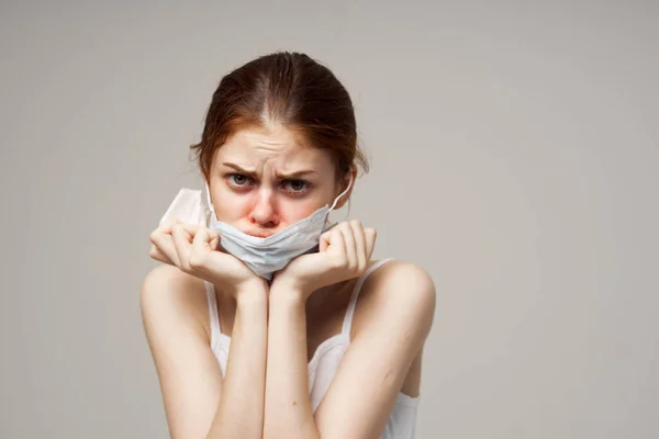 Kall kvinna bär medicinsk mask infektion hälsoproblem — Stockfoto