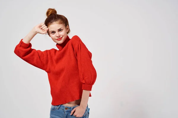 Retrato de mulher bonita em mãos de suéter vermelho perto do modelo de emoções faciais — Fotografia de Stock