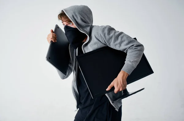 Zakapturzony człowiek maska technologia kradzież nielegalna penetracja tyran — Zdjęcie stockowe