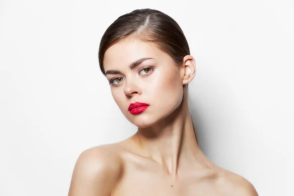 Frauenporträt Rote Lippen entblößte Schultern klare Haut Wellness-Behandlungen helles Make-up — Stockfoto