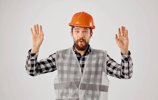 Emotioneel werker oranje harde hoed veiligheid werk bouw — Stockfoto