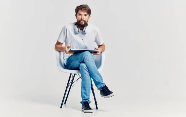 Homme assis sur chaise portable technologie communication style de vie — Photo