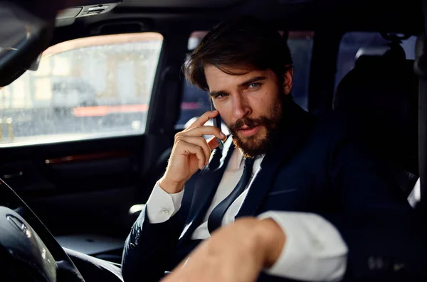 Framgångsrik ung man i kostym talar på telefon rikedom tjänsteman — Stockfoto