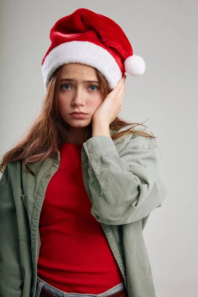 Belle petite fille en chapeaux de Noël triste visage modèle veste et t-shirt — Photo