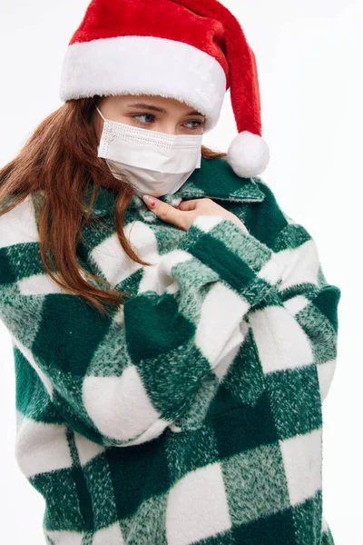 Fille portant un masque médical protection Nouvel An vêtements Noël vacances — Photo