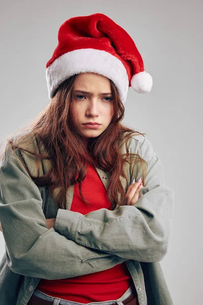 Portrait d'une fille offensée dans un chapeau de fête Noël Nouvel An — Photo