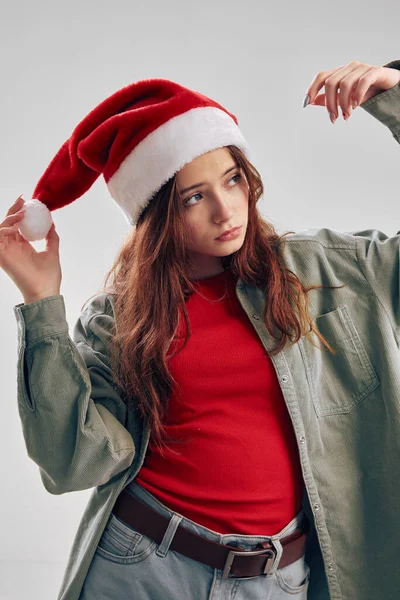 Дівчина в святковому капелюсі жести з руками і джинси піджак Різдво Новий рік — стокове фото