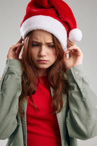 Portrait d'une petite fille triste dans des chapeaux de Noël Nouvelle année modèle pompon — Photo