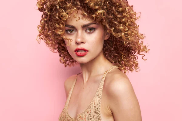Lady Curly haj szexi megjelenés flitter ing elszigetelt háttér — Stock Fotó