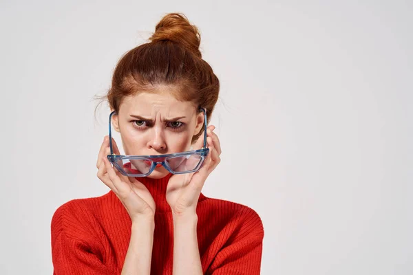 Веселая женщина в очках в руках эмоции модели красный свитер — стоковое фото