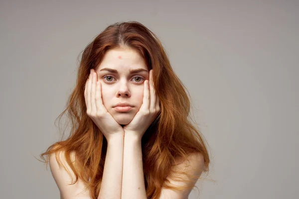 Ritratto di bella donna con i capelli rossi su sfondo grigio ritagliato vista emozione — Foto Stock